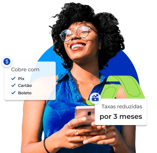 Mulher negra de cabelos curtos, pretos e enrolados, vestindo uma regata azul com botões e óculos de grau redondo metálico. Ela sorri enquanto segura o celular pensando no desconto em taxas de boleto, cartão e Pix que ganhou criando conta com o Asaas